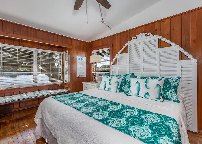 Coastal Escape - Indian Rocks Holiday home *